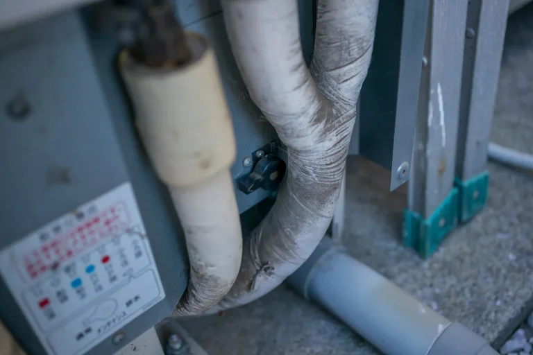エコキュート配管洗浄は必要？汚れの原因と放置リスク、プロが教える掃除方法