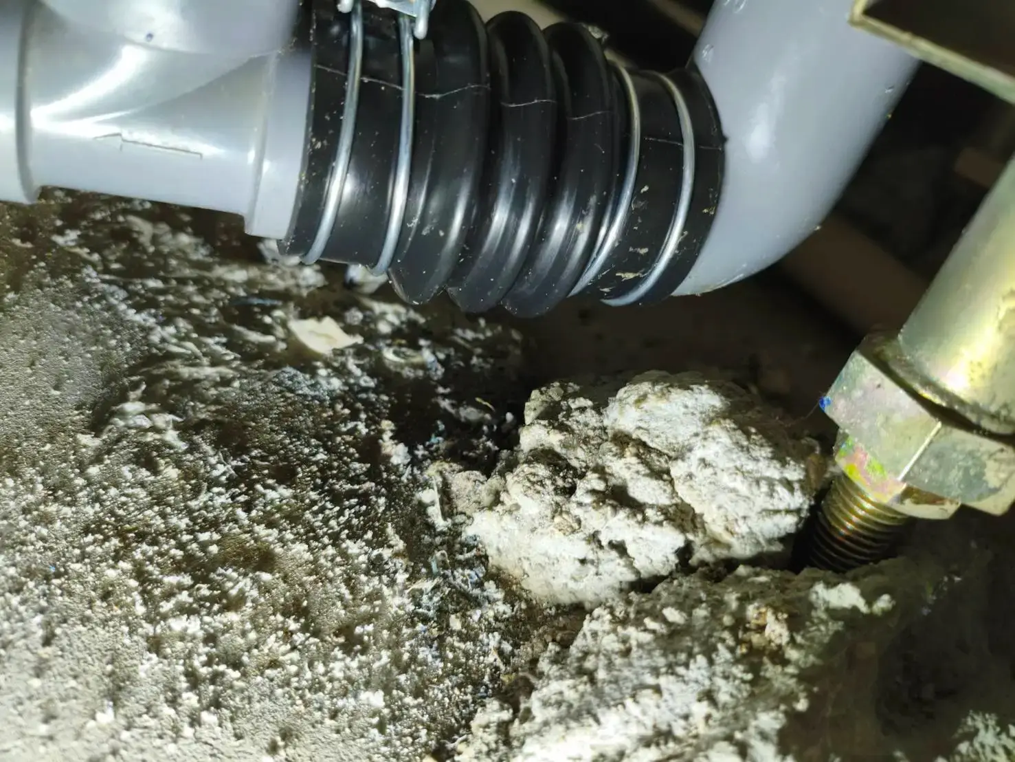 浴室下の排水管補修で漏水トラブルを解消-大阪市都島区